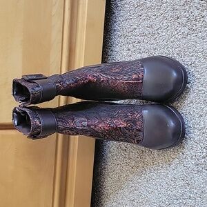 Paisley print heeled boots